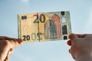 Comment repérer les faux billets en euros : le guide simple et fiable