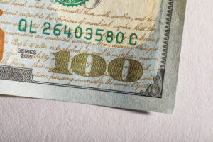 Comment détecter les faux billets en dollars : guide complet